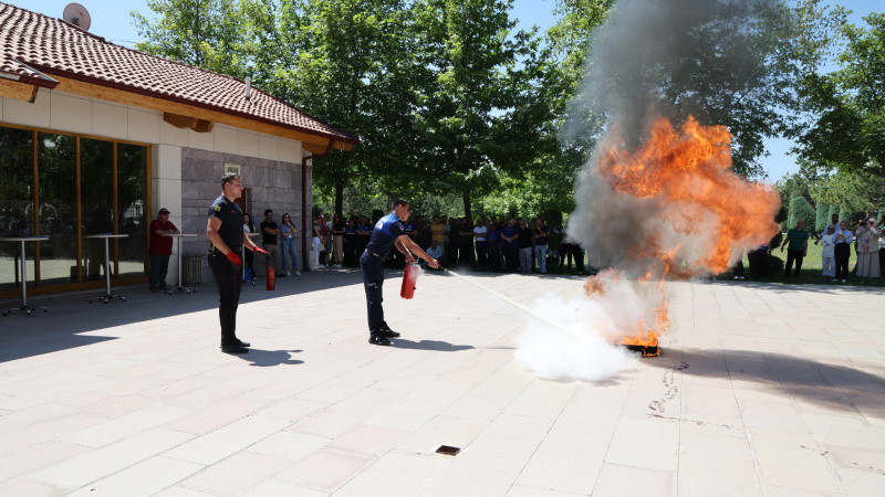 SELÇUKLU BELEDİYESİ PERSONELİNE UYGULAMALI   YANGIN EĞİTİMİ VERİLDİ