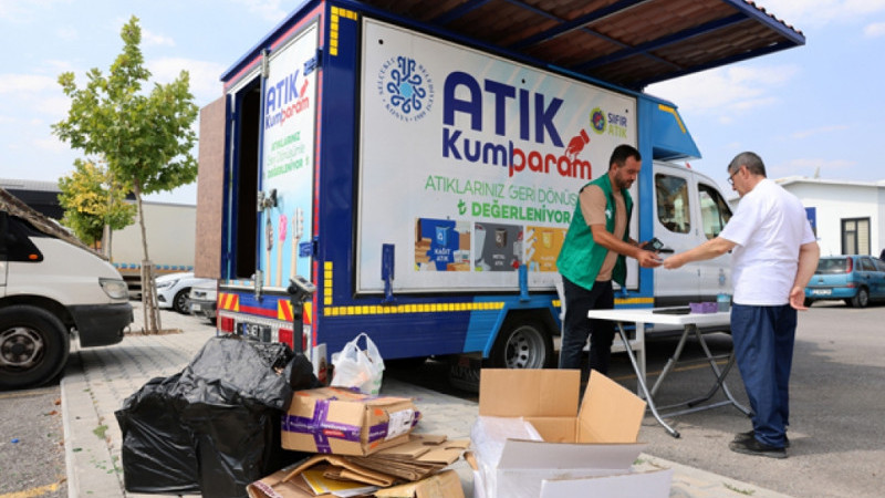 “MOBİL ATIK KUMBARAM” ARACI YOĞUN İLGİ GÖRÜYOR SELÇUKLU’DA ATIKLAR, EV EKONOMİSİNE KATKI SAĞLIYOR