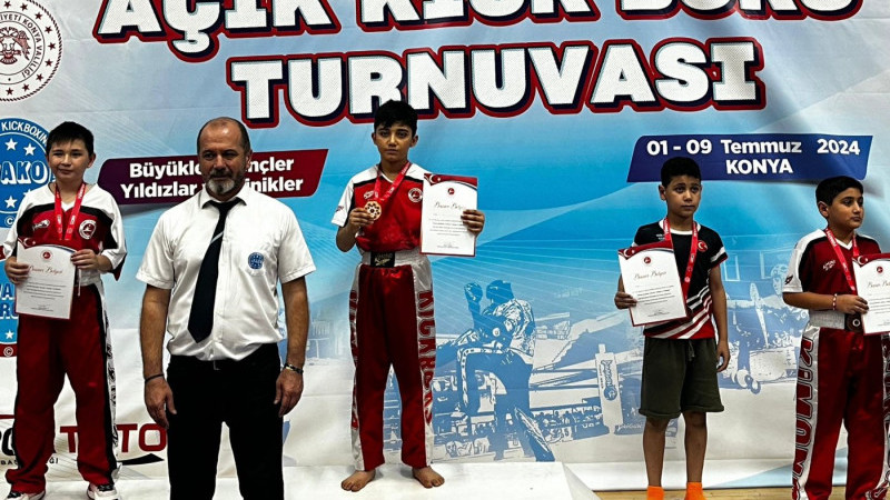 MERAM BELEDİYESPOR KİCK BOKSÇULARI MADALYA OLUP YAĞDI