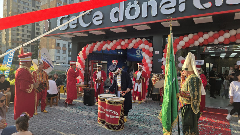 Konya’nın ilk gece dönercisi 2. şubesini şeker caddesinde hizmete açtı
