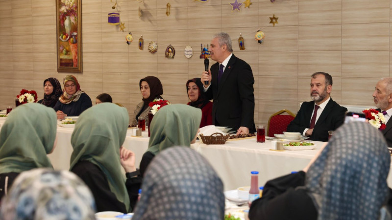 Vali İbrahim Akın ve Eşi Saliha Akın’dan anlamlı iftar! Kur’an Kursu öğrencileriyle  buluştlaru