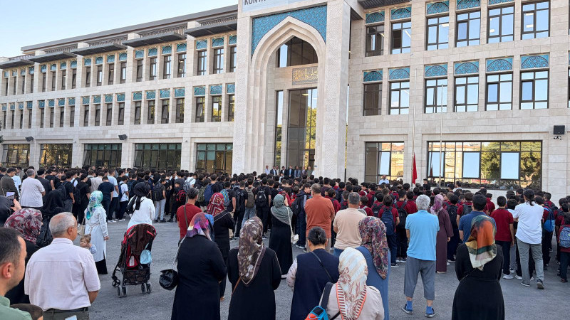 75 yıllık eğitim yuvasında yeni dönem dualarla başladı. Konya İmam Hatip Lisesi ders başı yaptı